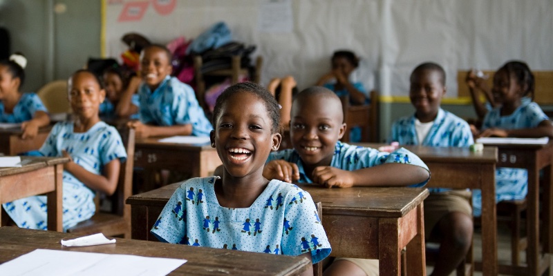 Afrikaanse meisje helpen naar school